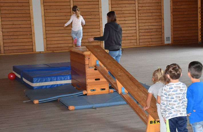 Die an den Kindergarten angrenzende Konrad-Loschky-Halle wird als Turnraum und bei Festen und Veranstaltungen genutzt.